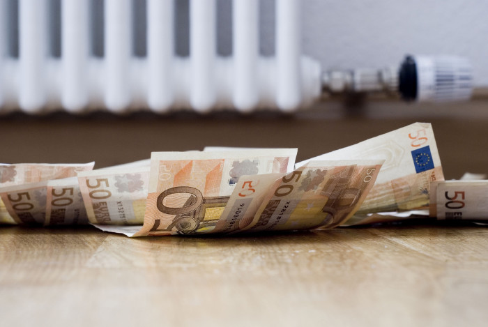 © Jeremias Münch/stock.adobe.com Heizkörper und Geldscheine